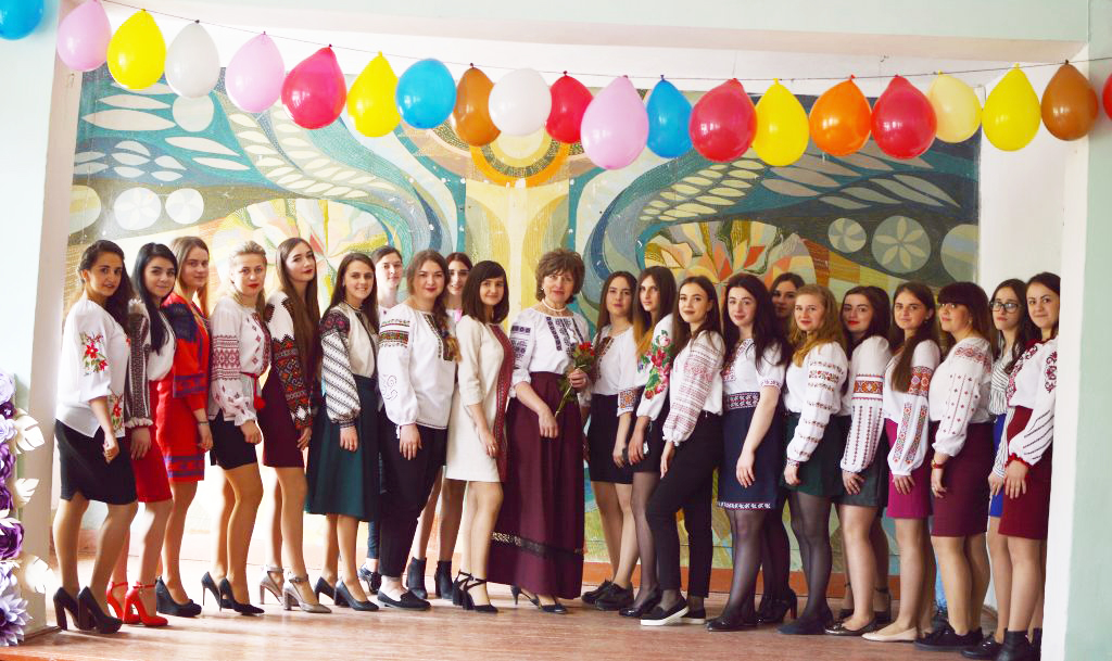 
Студентки групи ДО-33 із викладачем Ольгою Гурей відділення дошкільної освіти коледжу День матері зустріли у вишиванках