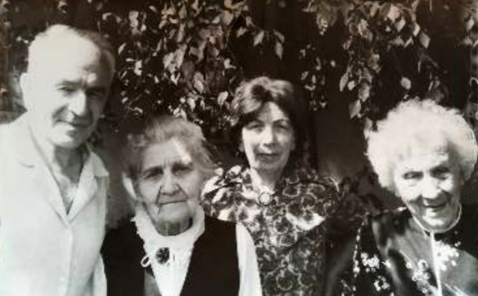 Петро Антонович, Ольга Дучимінська, Мирослава Антонович у родинному колі (зліва направо)