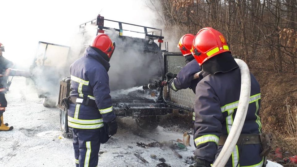 Рятувальники ліквідували пожежу автомобіля в селі Підлужжі