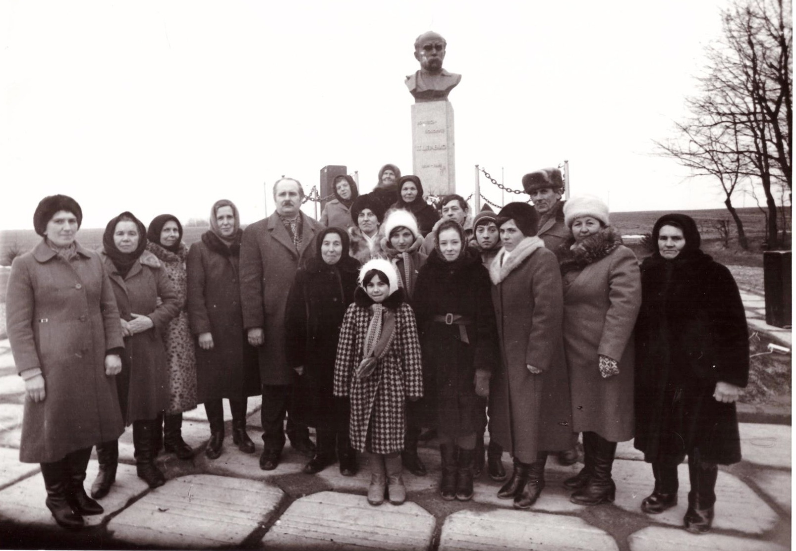  30 років тому біля пам’ятника Шевченкові. Степан Григорович Пушик (п’ятий зліва направо) з односельцями, четверта – рідна сестра поета Ганна, сьома – рідна сестра поета Олеся.