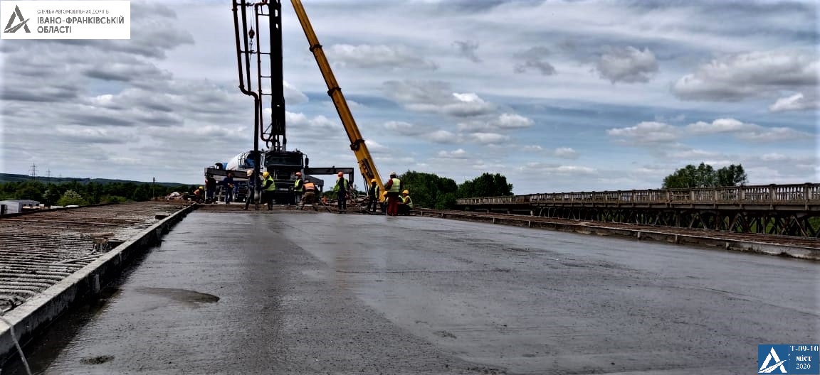 Спорудження мосту через Дністер на межі Галицького та Калуського районів підходить до завершення: фото