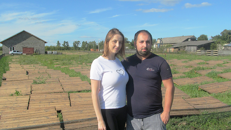 Ігор та Ірина Данюки на равликовій фермі у Добровлянах.