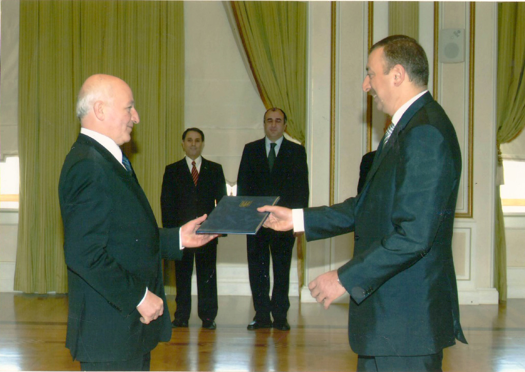 Степан Волковецький вручає вірчі грамоти посла України Президентові Азербайджану І. Алієву. 30 січня 2006 р.
     
