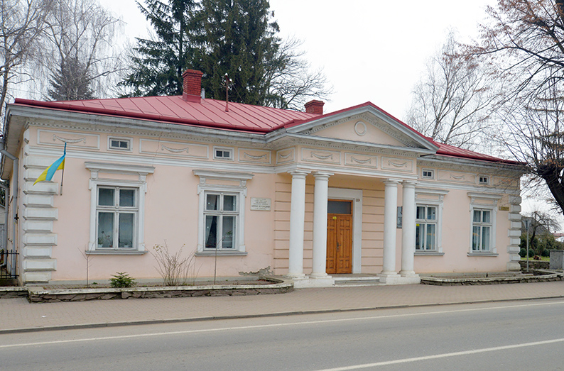 Давній будинок, в якому жили Іван і Наталія Семанюки у Снятині, тепер музей.