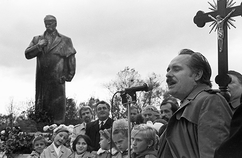 Відкриття пам’ятника в Тисмениці, виступ письменника Степана Пушика, 18 жовтня 1992  © Юрій Кукудяк