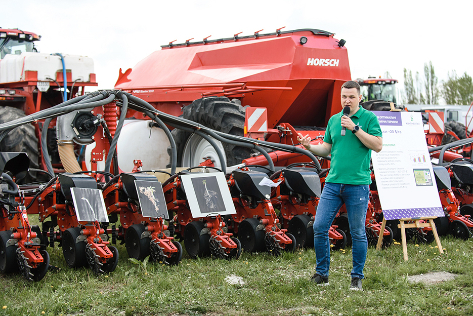     Денис Зайцев демонструє нову сільгосптехніку агрохолдингу.