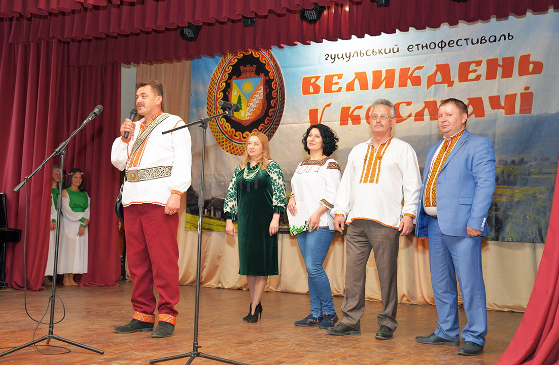  На сцені – керівники Космацької ТГ і поважні гості фестивалю. 