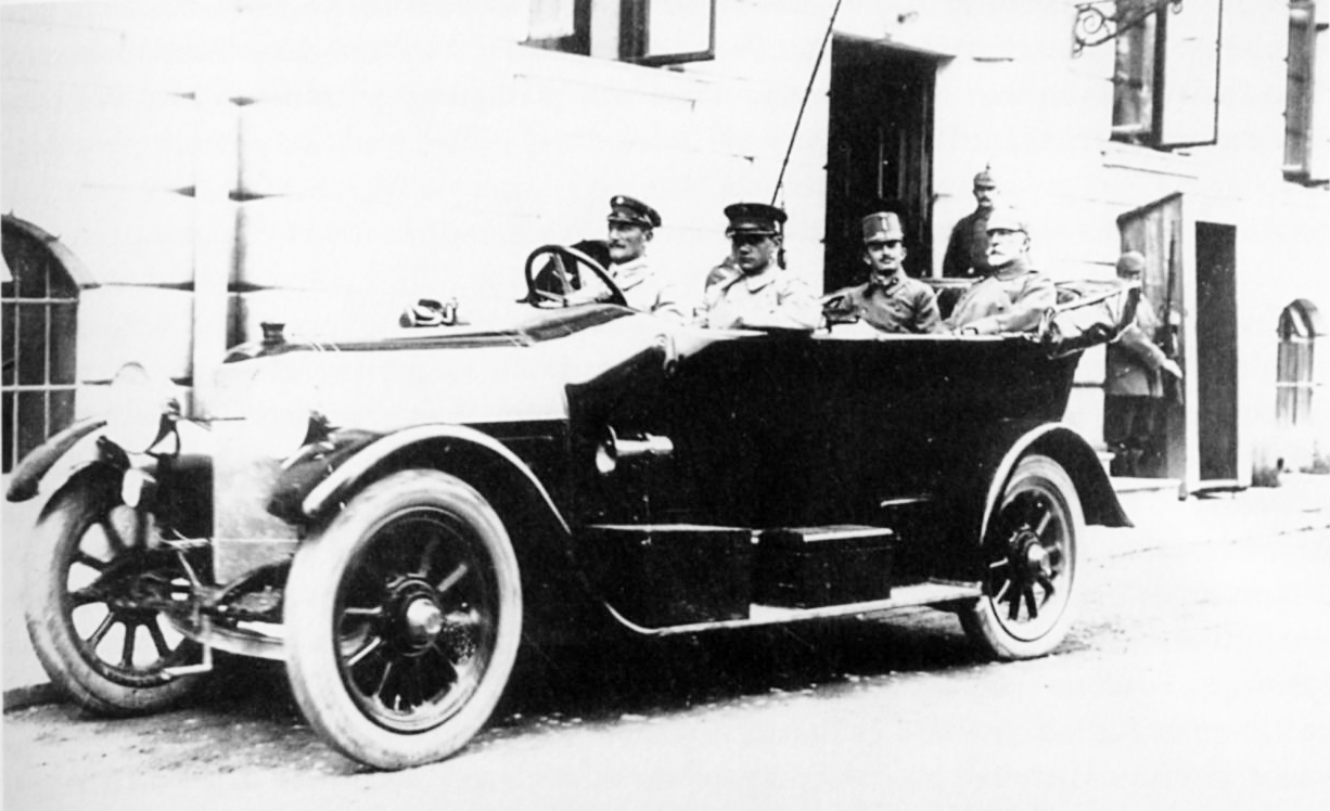 Проголошення державності Галичини почалося з Маніфесту кайзера (цісаря) Австро-Угорщини Карла I (на задньому сидінні авто праворуч) про створення Австрійської федерації.