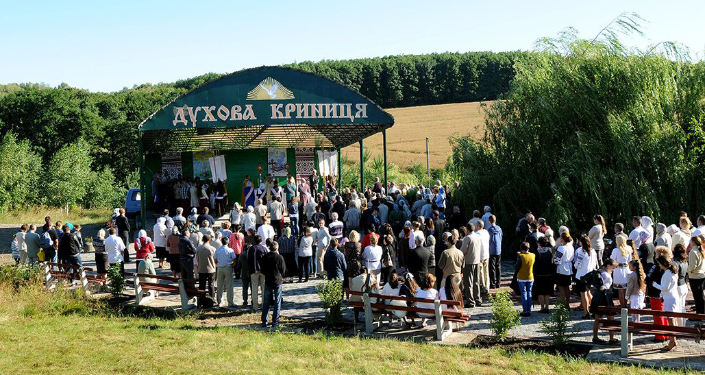 Прощі до чудодійного джерела Духова Криниця, перші історичні згадки про яке датуються XIII століттям, відбуваються уже кілька сотень років.