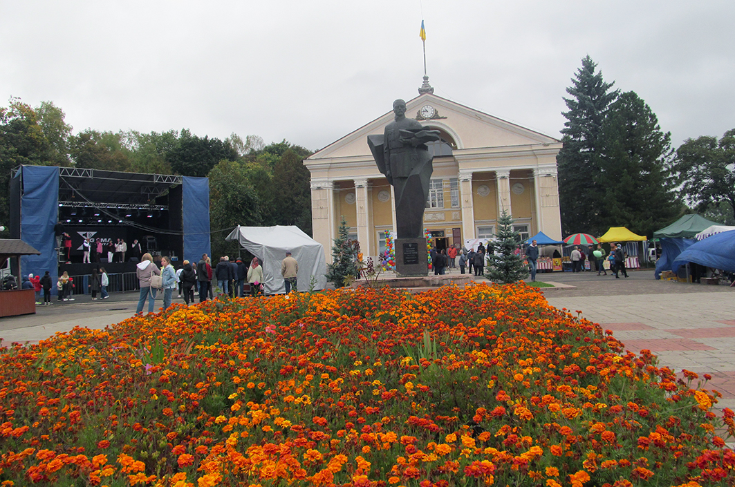 Площа з пам’ятником полковникові УГА Дмитру Вітовському – традиційне місце селищних фестин. 