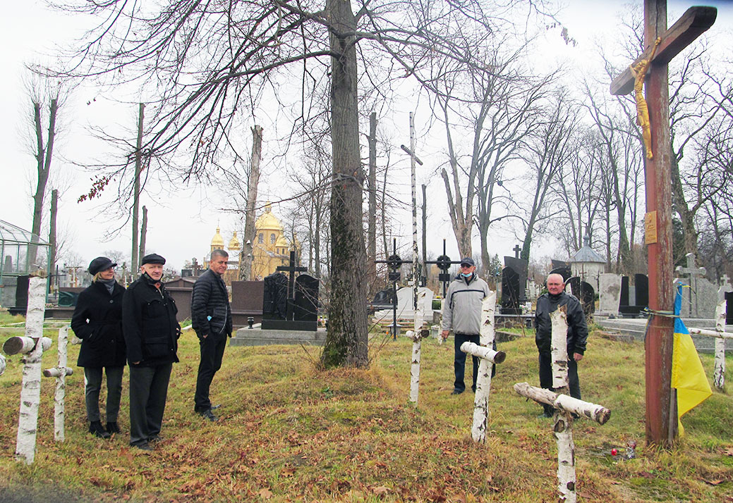  Могили вояків на Волоському цвинтарі у Болехові. 