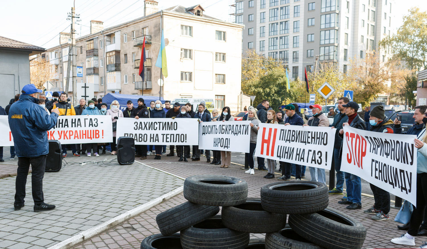На Ленкавського, 20 (майже за Тичиною) «…революція іде»: іванофранківці протестують проти підвищення газових тарифів.
