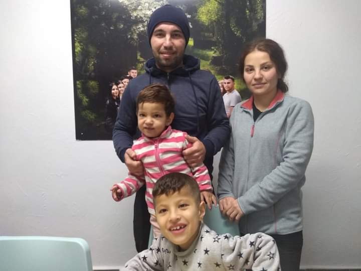 Ребаз, його дружина Сарвін та їхні діти. Фото з групи Support refugees in Poland, Belarus and Lithuania.
