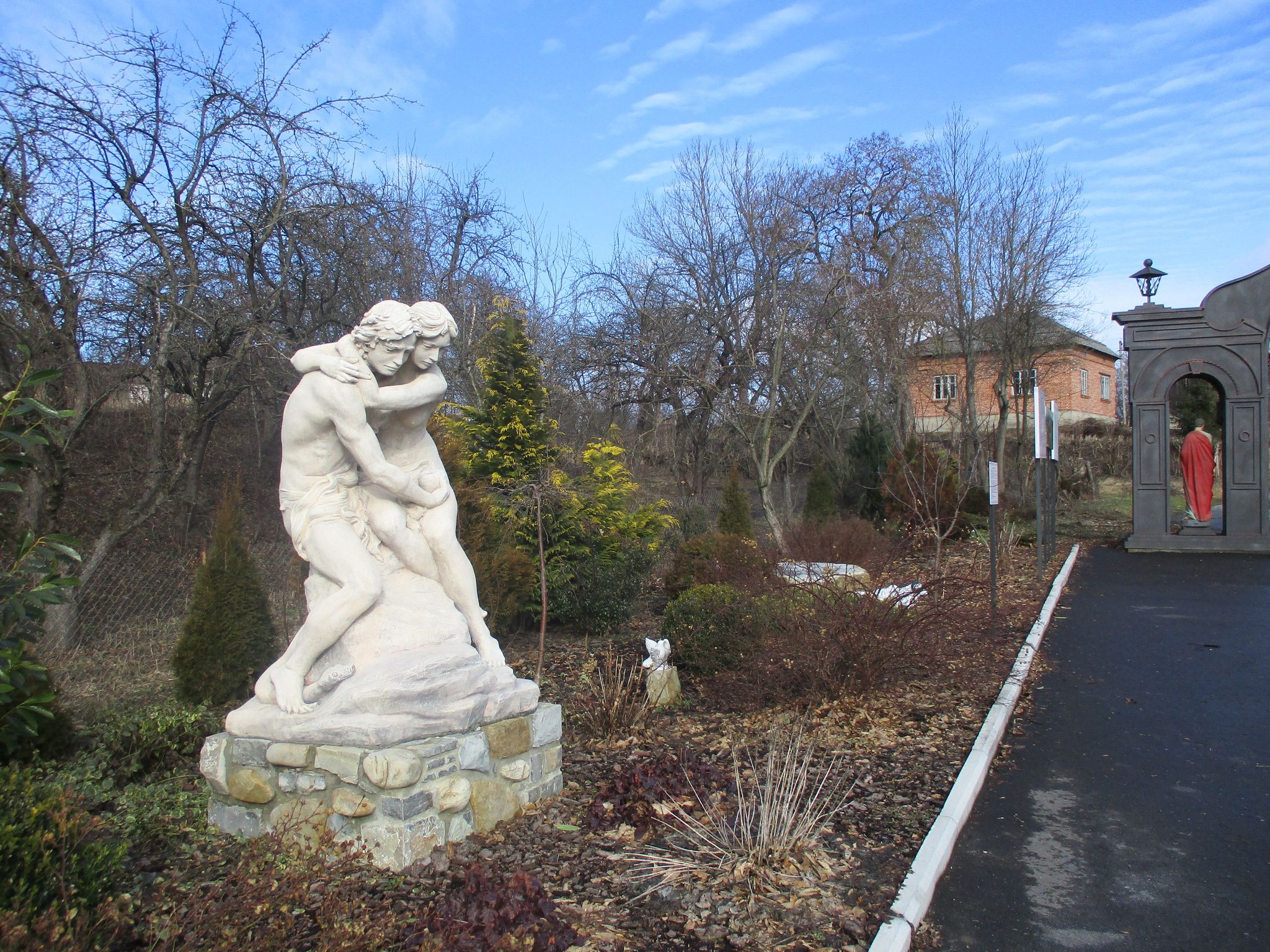 Скульптура «Адам і Єва» – окраса біблійного саду в історико-релігійному центрі «Гора над Дністром». 