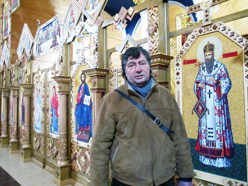 Художник Микола Симчич біля свого вишиваного іконостасу у храмі Матері Божої Неустанної Помочі в Погоні.
