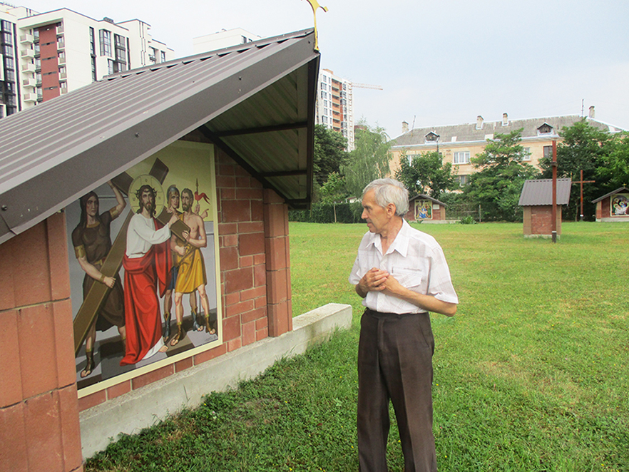 Старший церковний брат Микола Босович біля однієї з новозбудованих стацій Хресної дороги. 