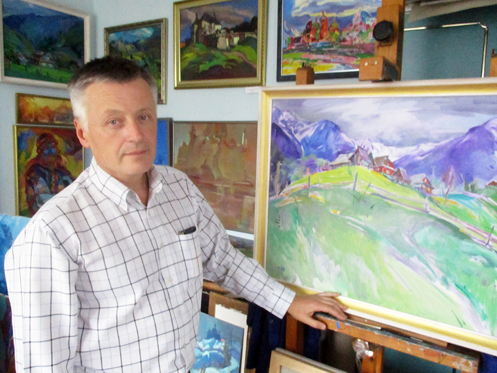 Заслужений художник України Володимир Сандюк у своїй домашній майстерні в Івано-Франківську. 