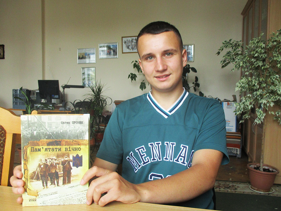Євген Пронюк зі своїм краєзнавчим первістком у редакції «Галичини». 