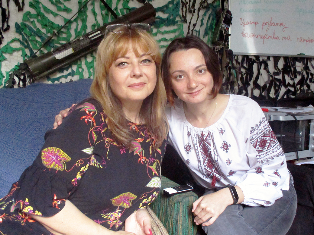Співзасновниця ГО «Чисті серця-Калуш» Наталія Табачук і волонтерка Марія Росоловська у волонтерському офісі.
