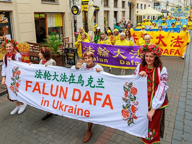 Послідовники Фалунь Дафа з України беруть участь в параді у Варшаві