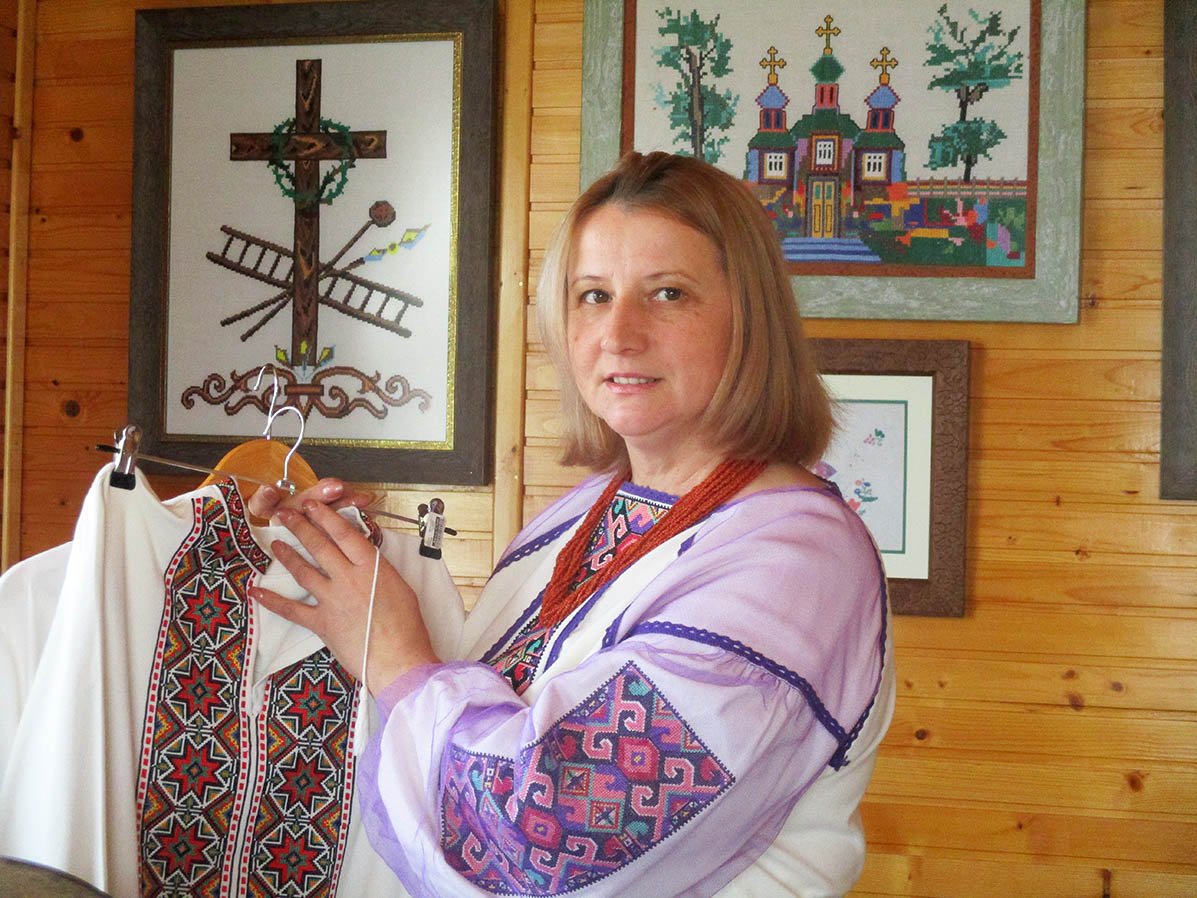  Марія Пронюк-Федорак у своїй світлиці з вишиваними скарбами. 