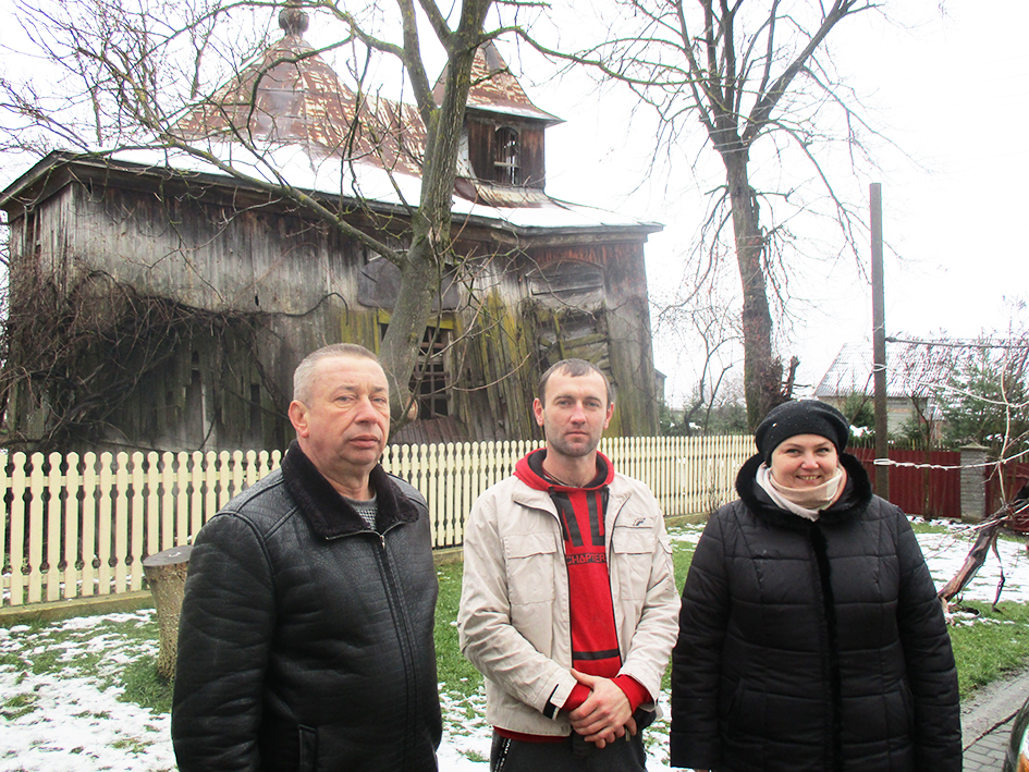 Руслан Кренців, Володимир Литвинчук і Катерина Тусик біля напівмертвої кірхи в Рахині. 
