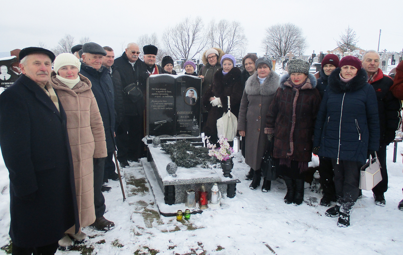  Рідні, друзі і колеги Василя Олійника на його могилі.