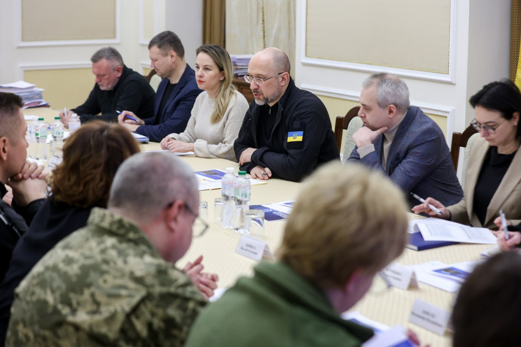 Під час наради в Кабінеті міністрів щодо розв’язання проблем у сфері надання медичних послуг пораненим українським захисникам (фото з «Урядового порталу»).