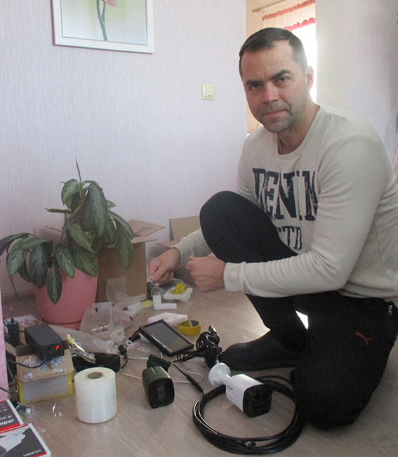 Володимир Муссур у домашній майстерні-вітальні