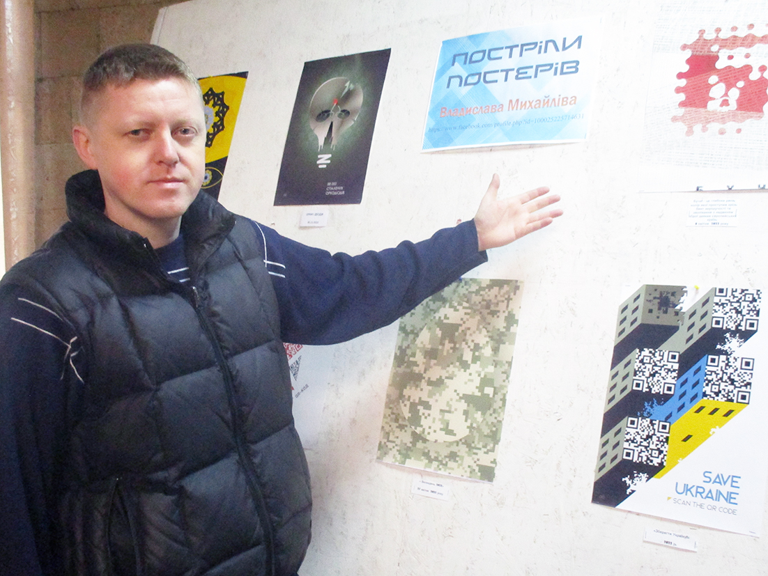 Владислав Михайлів біля виставки своїх творів «Постріли постерів» у селищі Рожнятові.