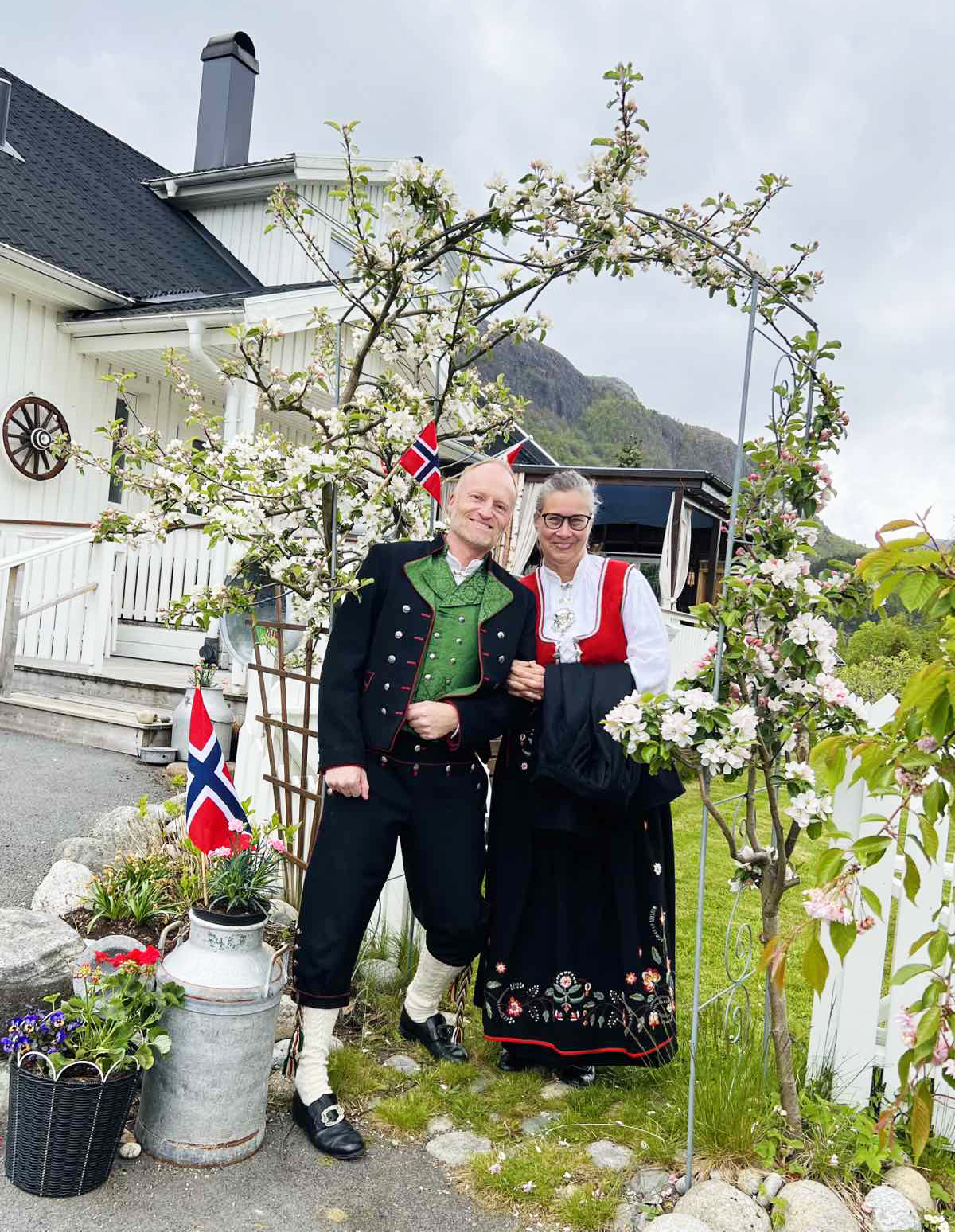 Сільське подружжя в національних костюмах у День Конституції Норвегії, який святкують 17 травня.