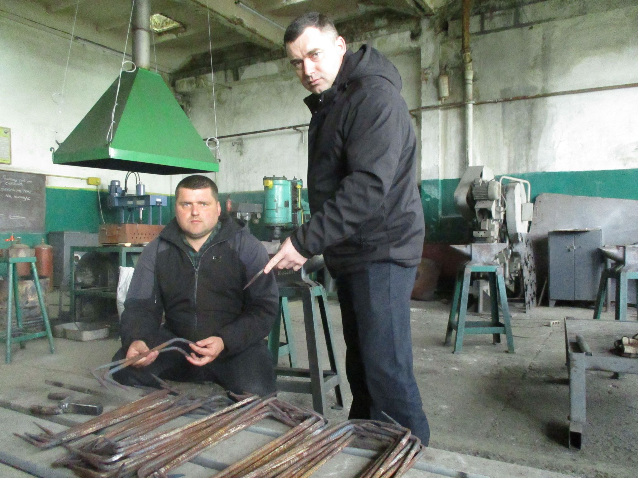 Майстер виробничого навчання Василь Збудовський (ліворуч) і директор ВПУ №21 Михайло Баб’як в одній із майстерень училища.