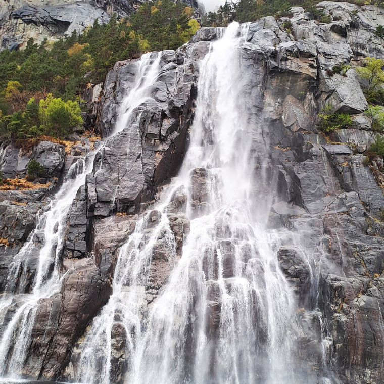 Феєричні водоспади - окраса кам’яних бескетів.