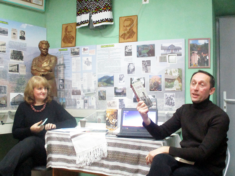 Поетка Леся Геник та історик Петро Ганцюк під час спілкування у Кімнаті-музеї Івана Франка в Івано-Франківську.  