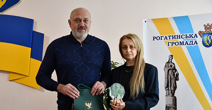 Міський голова Рогатинської громади Сергій Насалик та начальниця ЦНАПу Наталія Іваськевич.