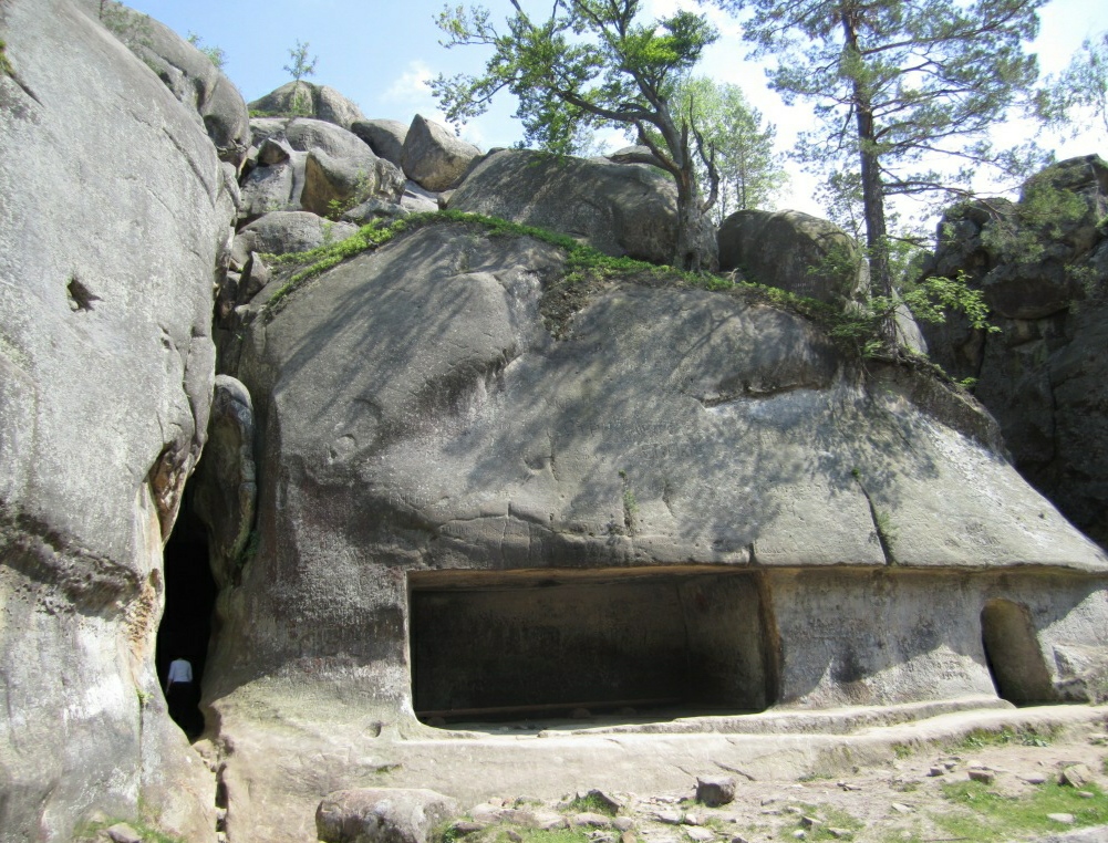 Історичні Скелі Довбуша в Бубнищі (світлина з відкритих джерел).