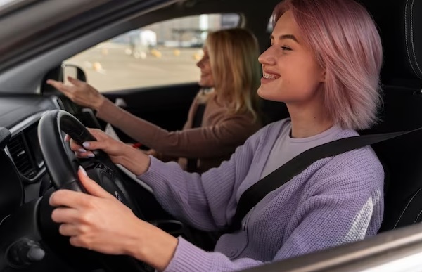 Жінка здає екзамен на водійські права в автомобілі
