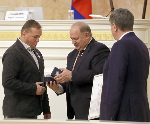 Іван Оринчук під час нагородження у Санкт-Петербурзі за відновлення Маріуполя