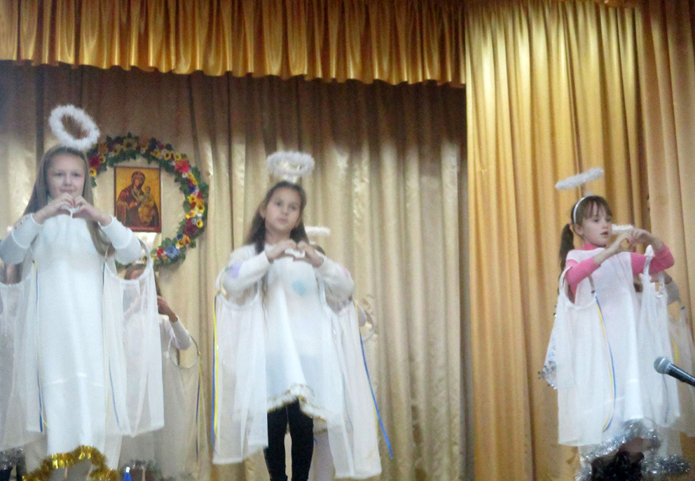 Учні Братковецької школи виконують «Танець янголят».