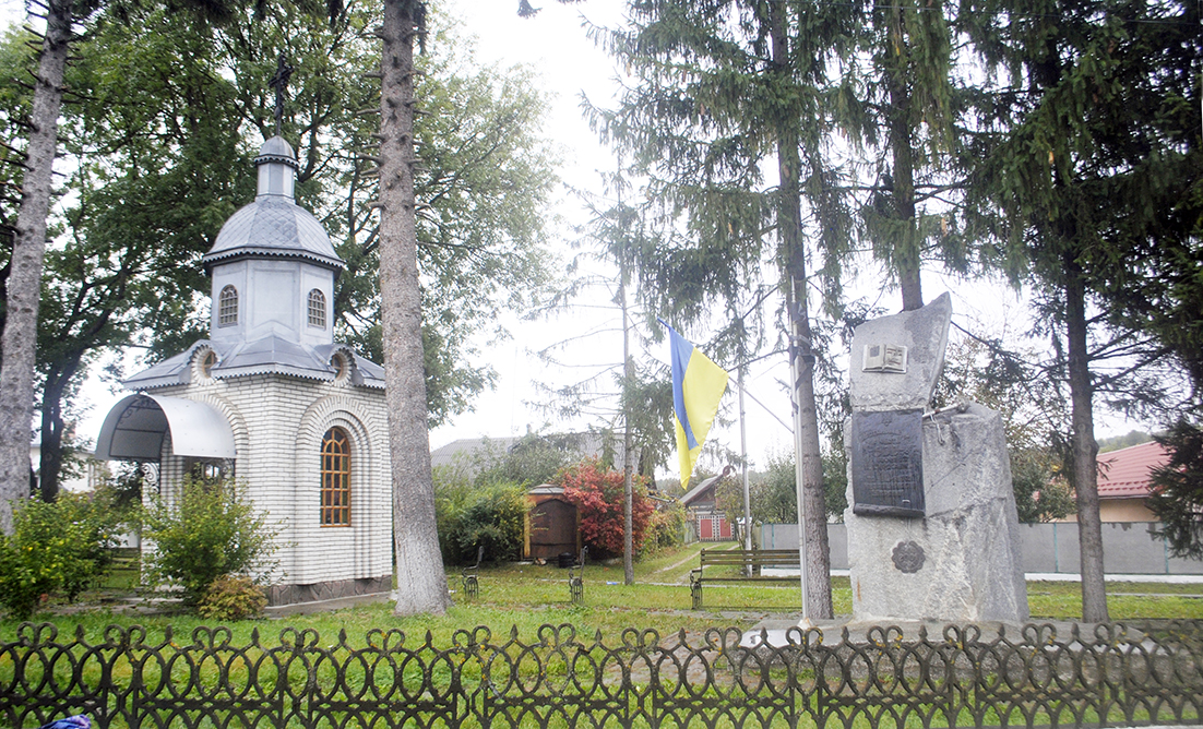 Пам'ятник на честь 500-річного ювілею Серафинців і 10-річчя Незалежності України.