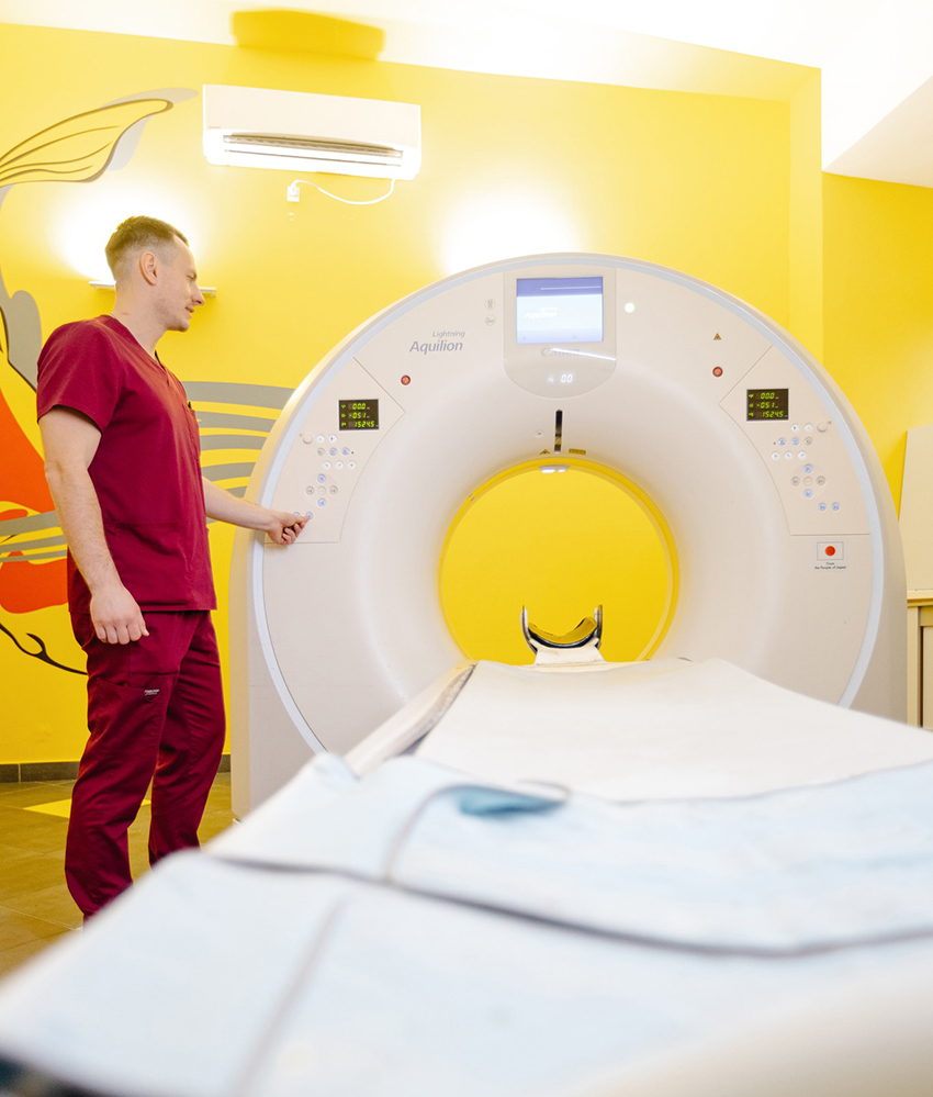 Устаткування з функціональної рентгенографії демонструє завідувач рентгенологічного відділення ЦМКЛ Ігор Соколовський.