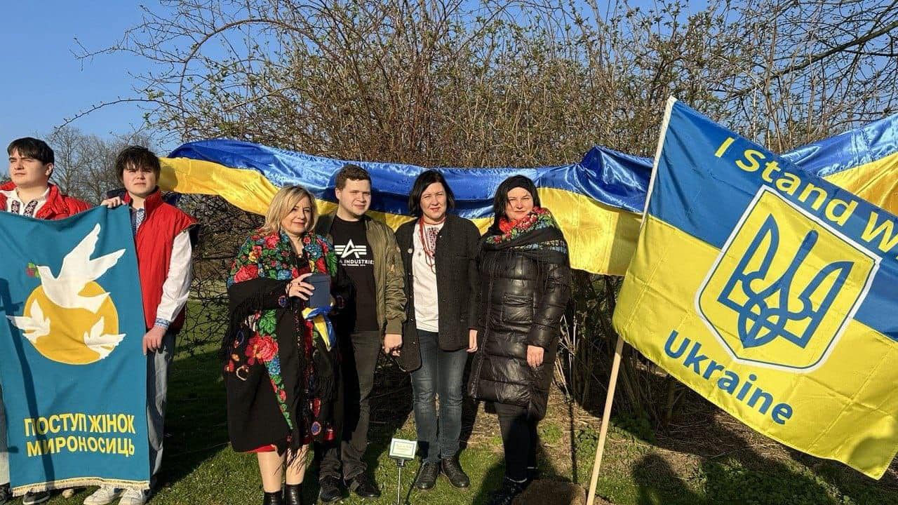 Л. Королик-Бойко (у центрі) разом з активістами української діаспори перед акцією «Тарасова верба» у Бонні.