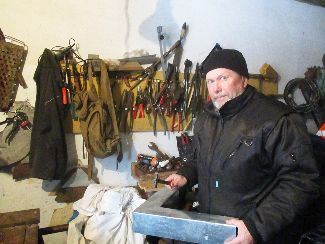  Бляхар Володимир Стефінів за роботою у домашній майстерні.