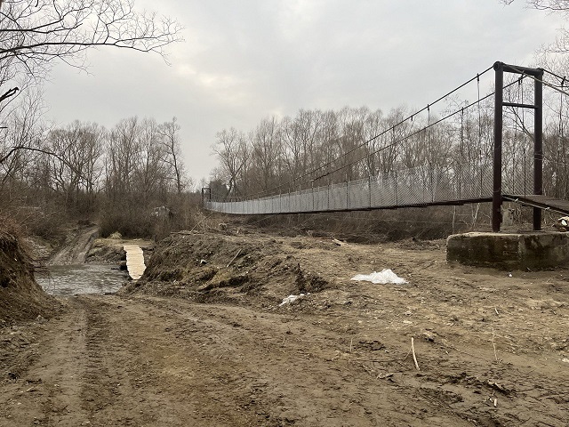 На Коломийщині відремонтували підвісний пішохідний міст через річку Лючку