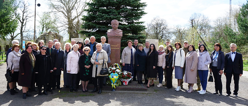  Учасники урочистої академії біля пам’ятника С. Яблоновському.