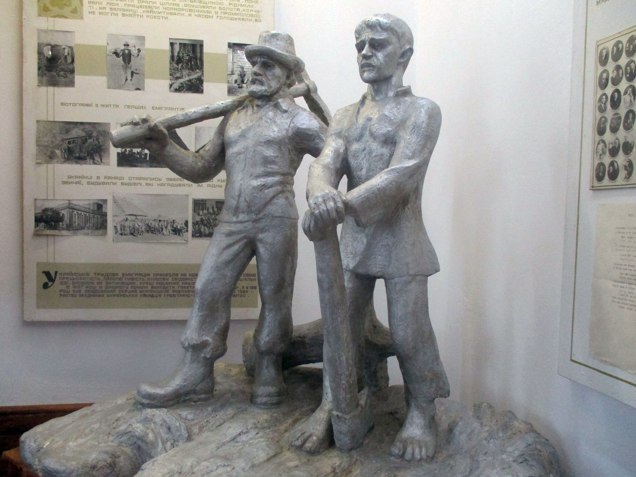 Гіпсова скульптурна експозиція майстра Михайла Тимківа. 