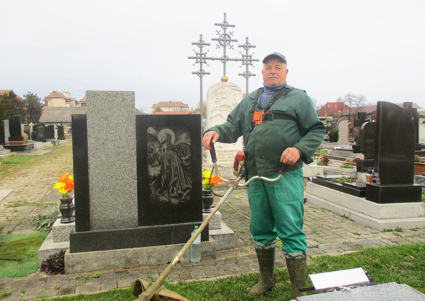 Доглядач кладовища Ярослав Вінтоняк.