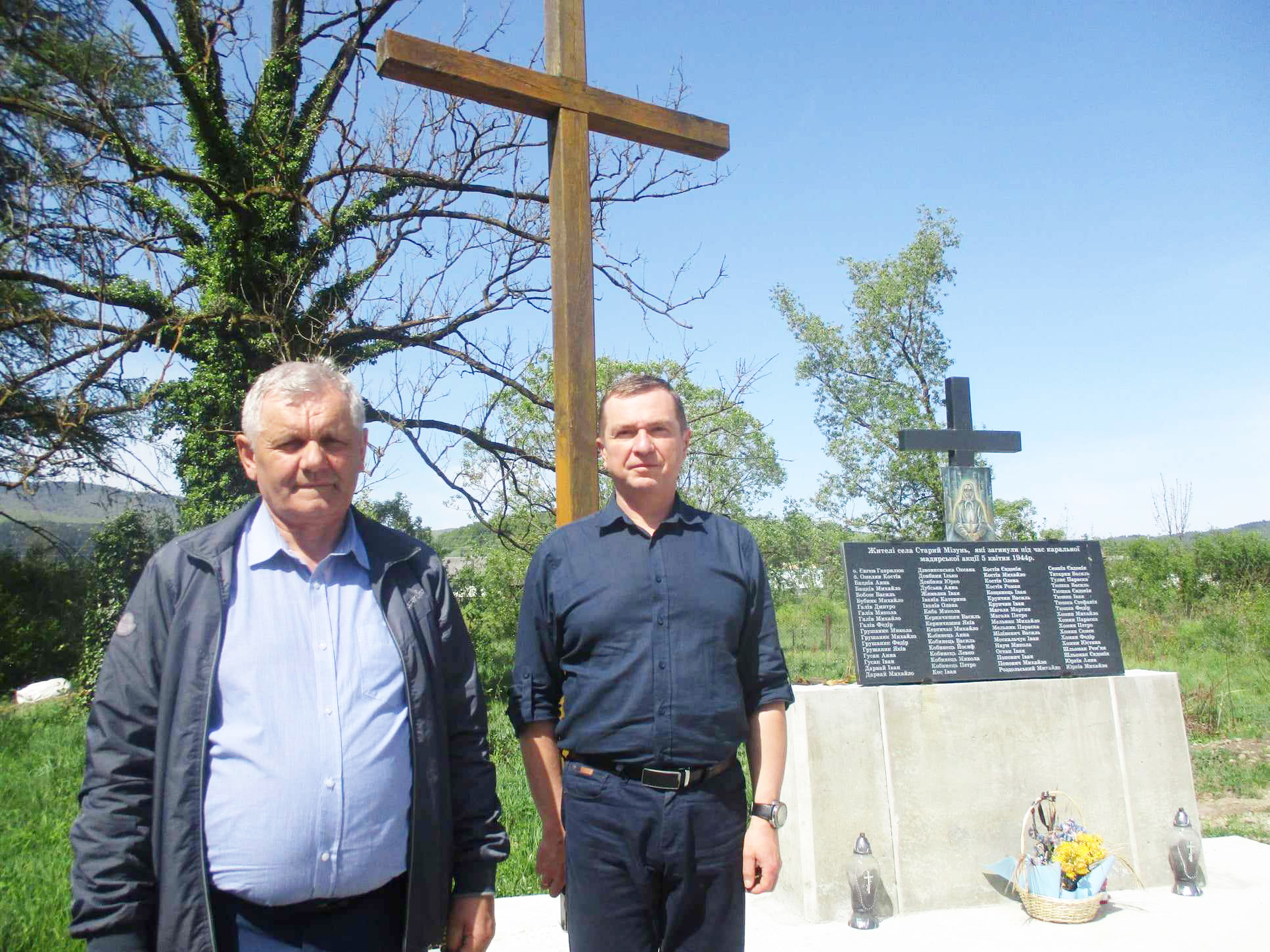  Роман Грушаник та Віталій Олійник біля стели пам’яті на старому сільському кладовищі у Старому Мізуні.
 