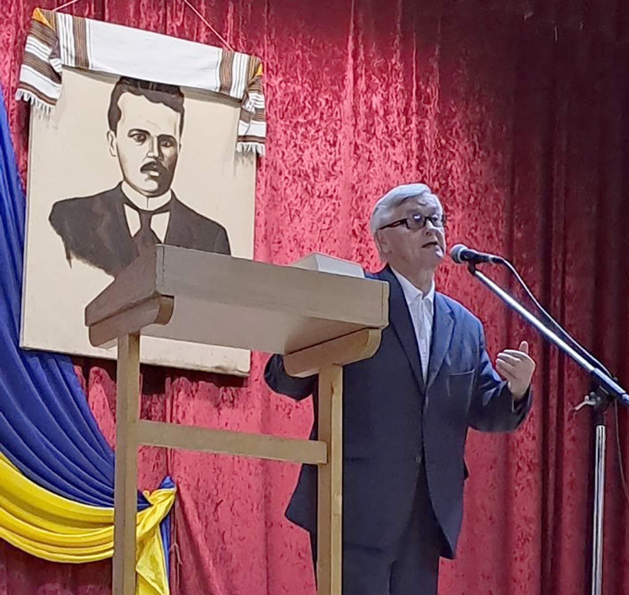 Учасників ювілейної наукової академії до 150-річчя М. Черемшини в Снятині вітає Степан Хороб.