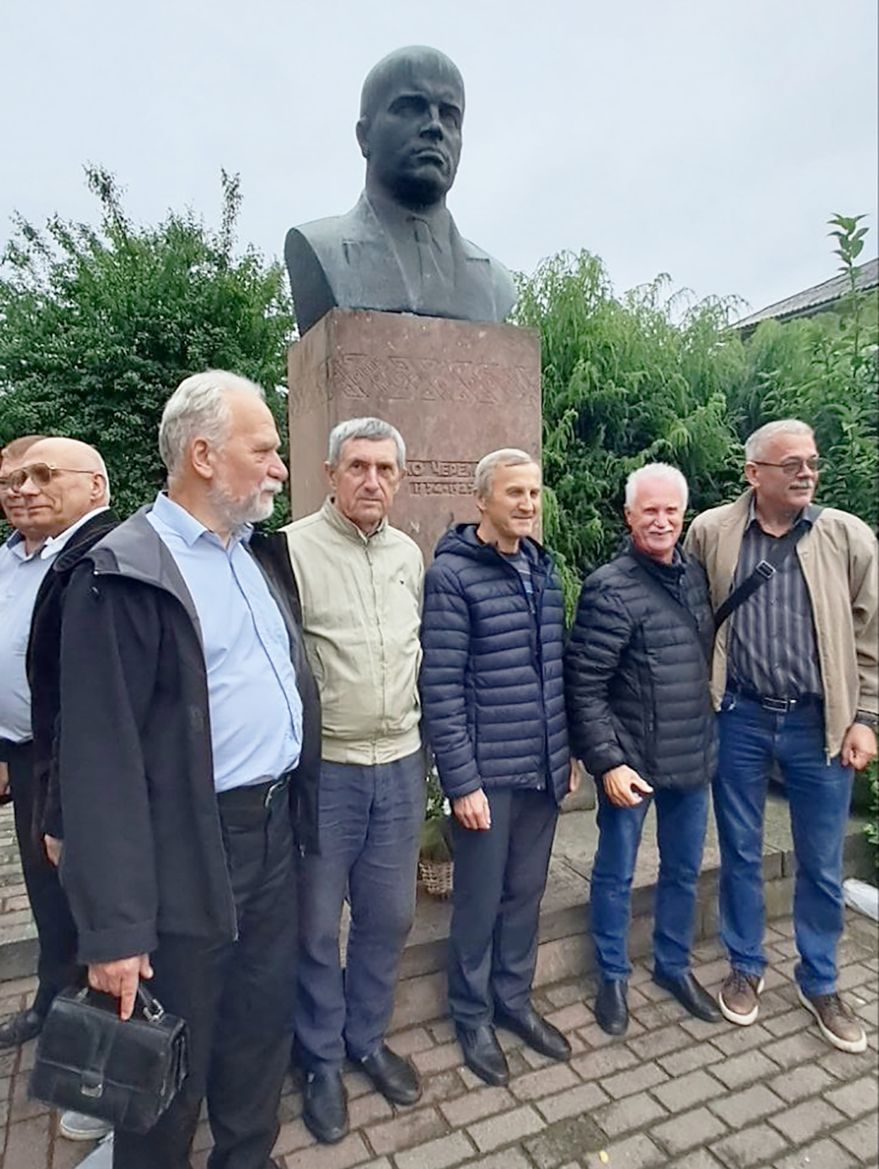 Письменники біля пам'ятника Марку Черемшині в Снятині.